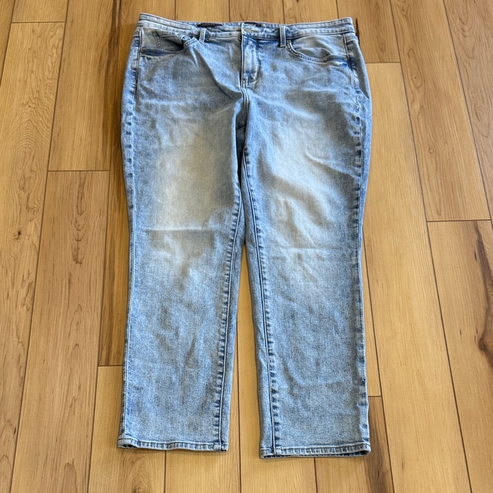 NYDJ Light Wash Girlfriend Straight Leg Jeans - Lift X Tuck Technology
